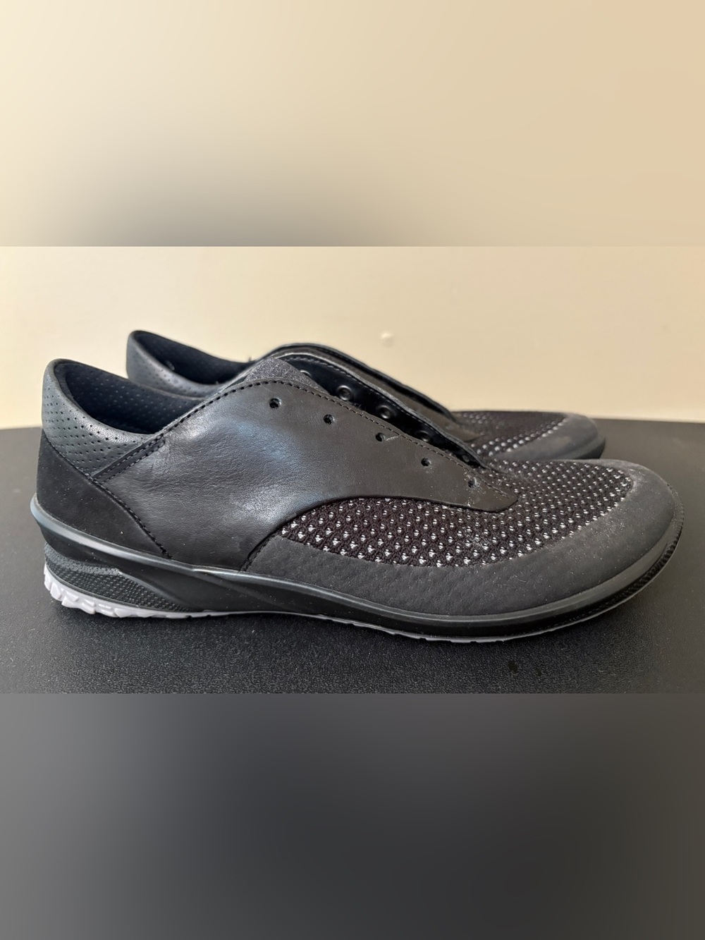 Women’s ECCO Leather and Mesh Sneakers SIZE 38